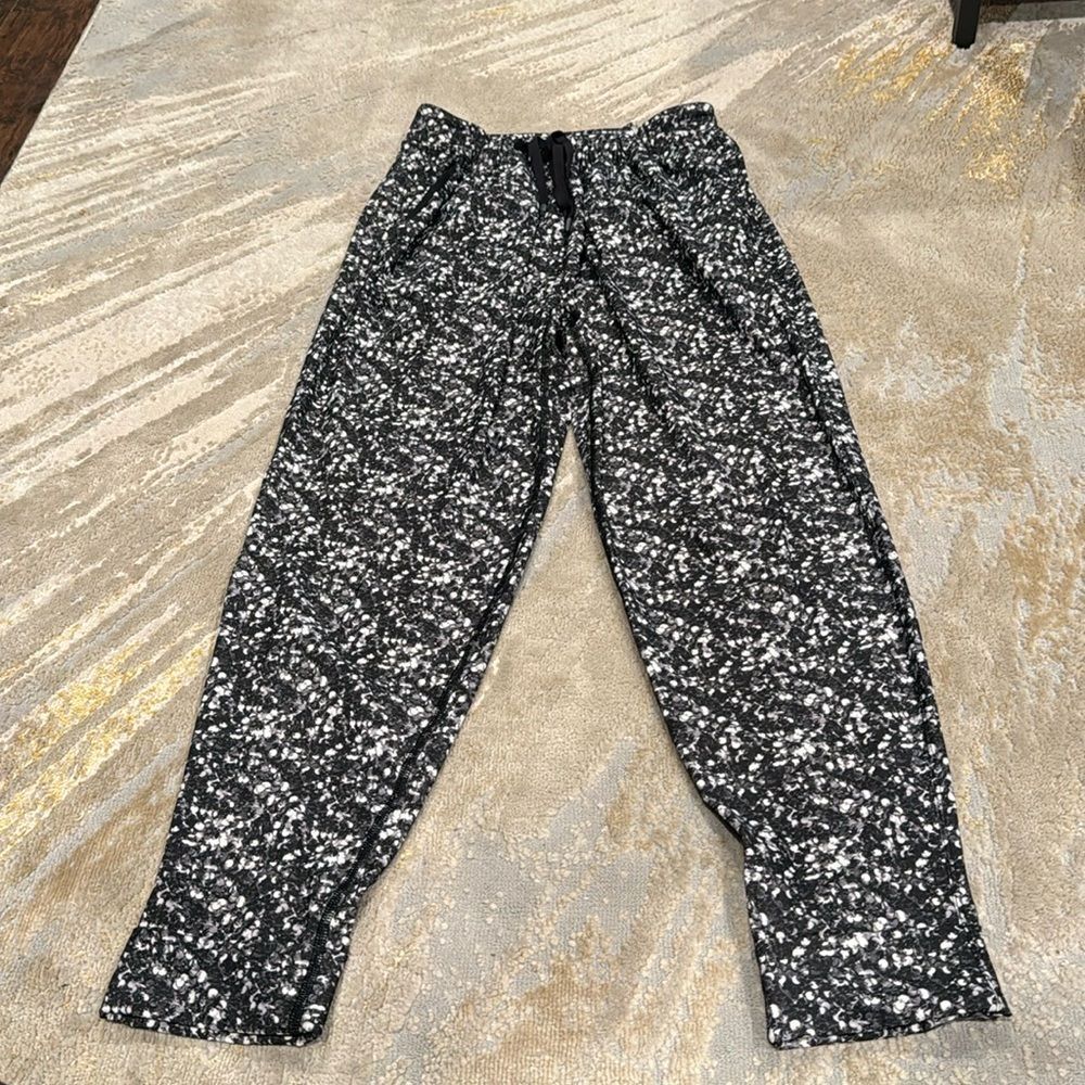 Lululemon Jet Crop
Shimmy Shimmer Black White pants size 4 in EUC